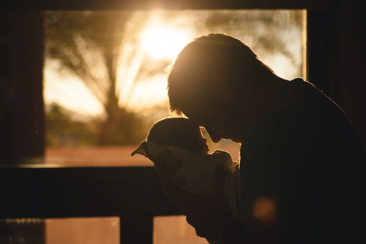 Les premières semaines avec bébé : conseils pour les nouveaux parents